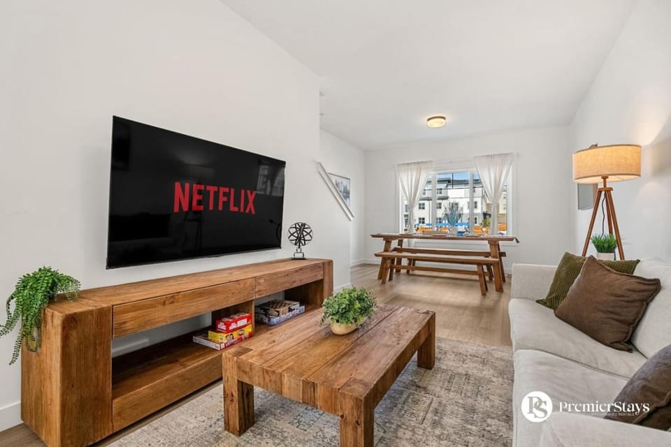 Modern Luxury Townhome near Aspen Landing and Winsport House in Calgary