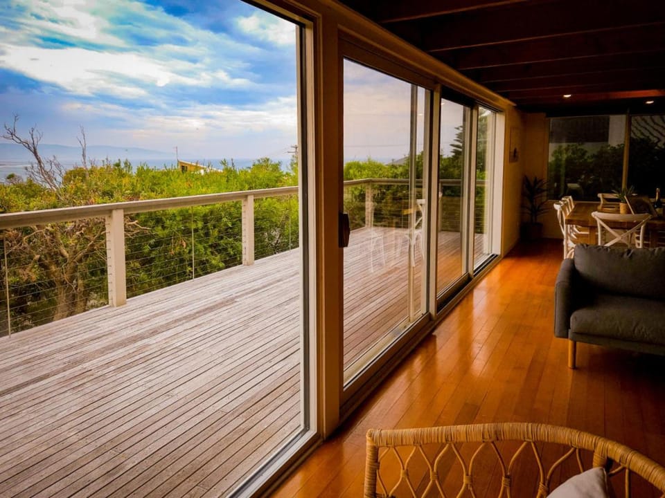 SEAESTA Walking distance to Marengo beach House in Apollo Bay