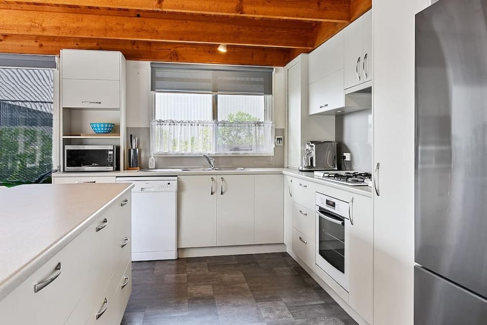 SEAESTA Walking distance to Marengo beach House in Apollo Bay