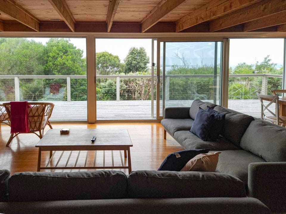 SEAESTA Walking distance to Marengo beach House in Apollo Bay