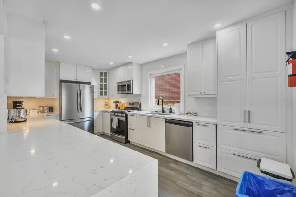 Luxe 4BR Retreat w Heated Pool Hot Tub and BBQ House in Oshawa
