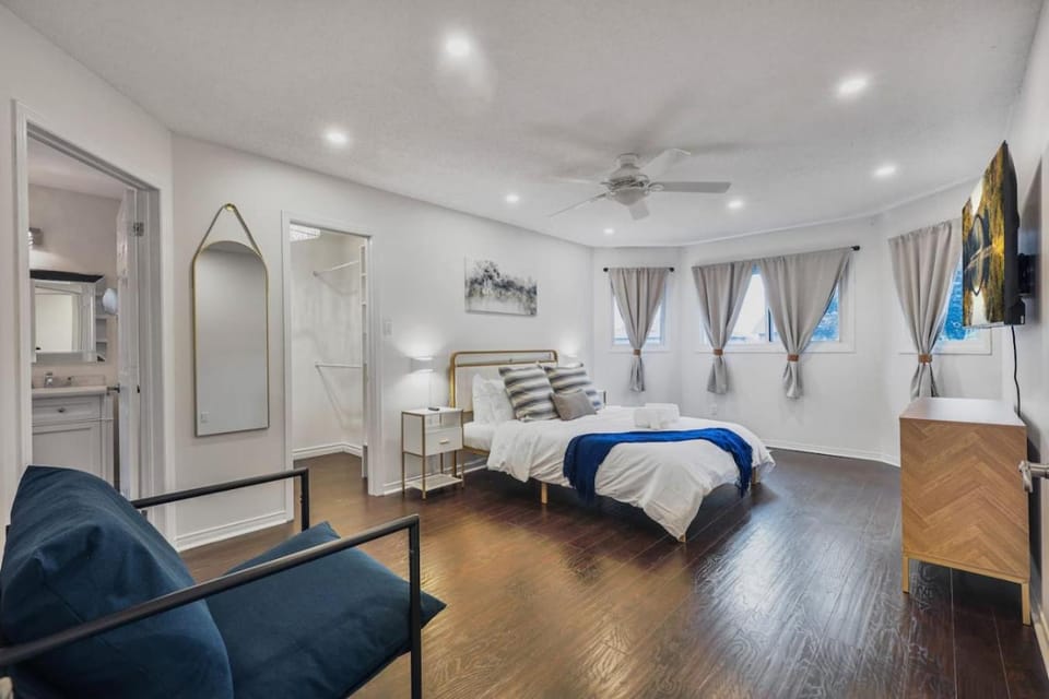Luxe 4BR Retreat w Heated Pool Hot Tub and BBQ House in Oshawa