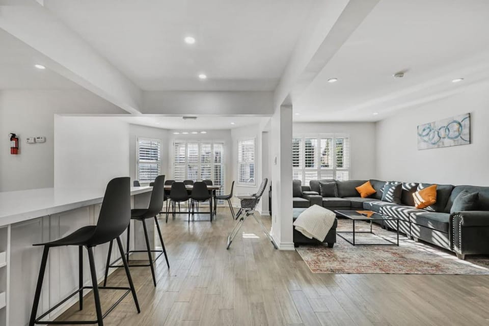 Luxe 4BR Retreat w Heated Pool Hot Tub and BBQ House in Oshawa
