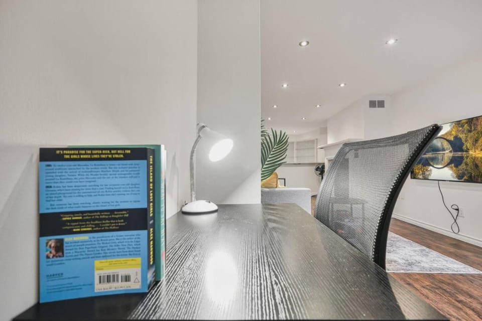 Chic and Bright 1BR Apt with Free Wifi and Parking Apartment in Oshawa