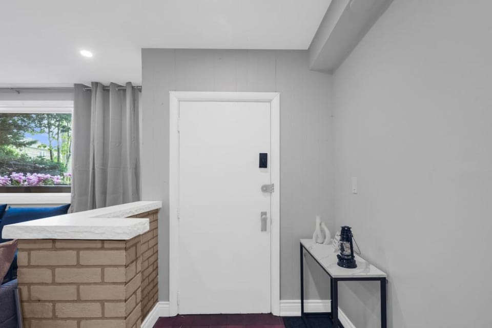 Stylish 3 BR Apt with Free Parking, Wifi and Patio Apartment in Oshawa