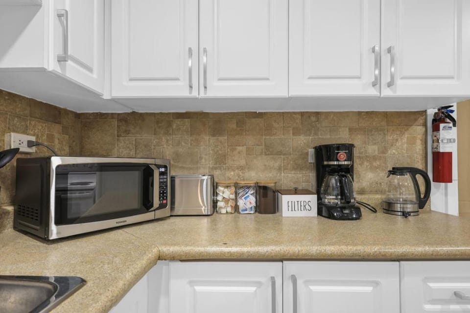 Coffee/tea facilities, Kitchen or kitchenette, oven, toaster
