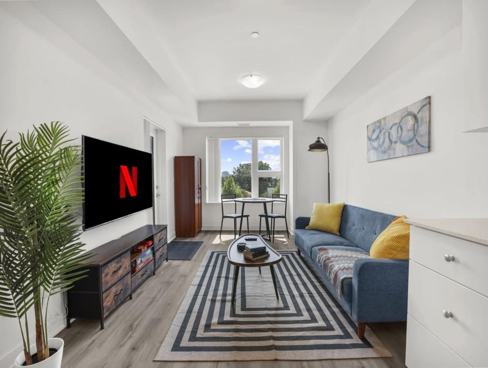 TV and multimedia, Living room, Seating area, Evening entertainment
