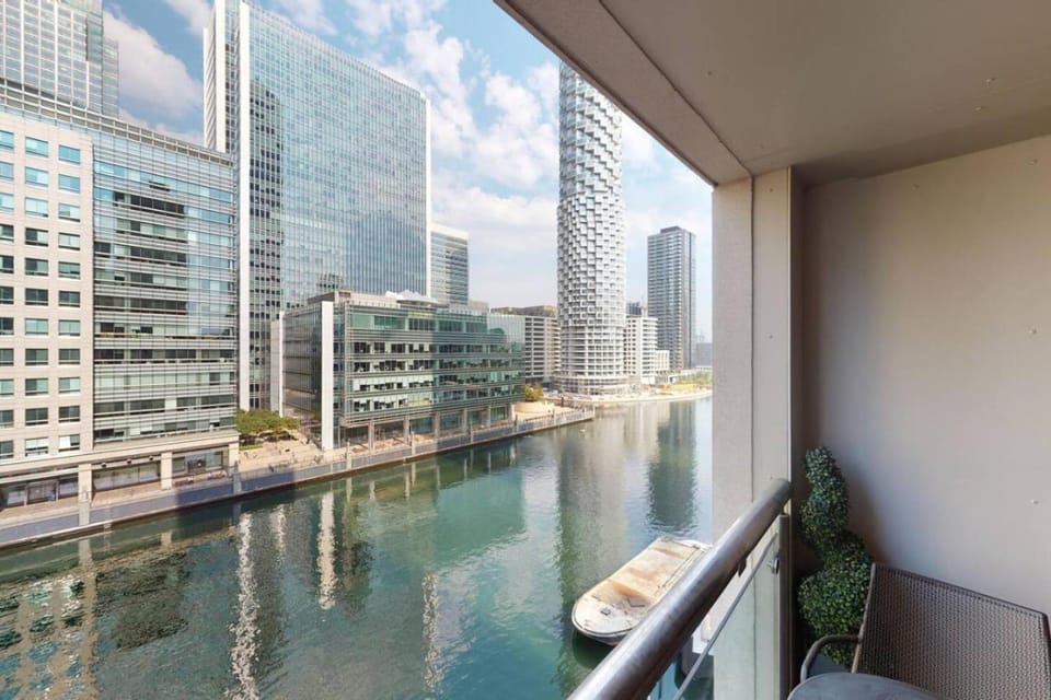 View (from property/room), Balcony/Terrace, City view, Lake view, River view