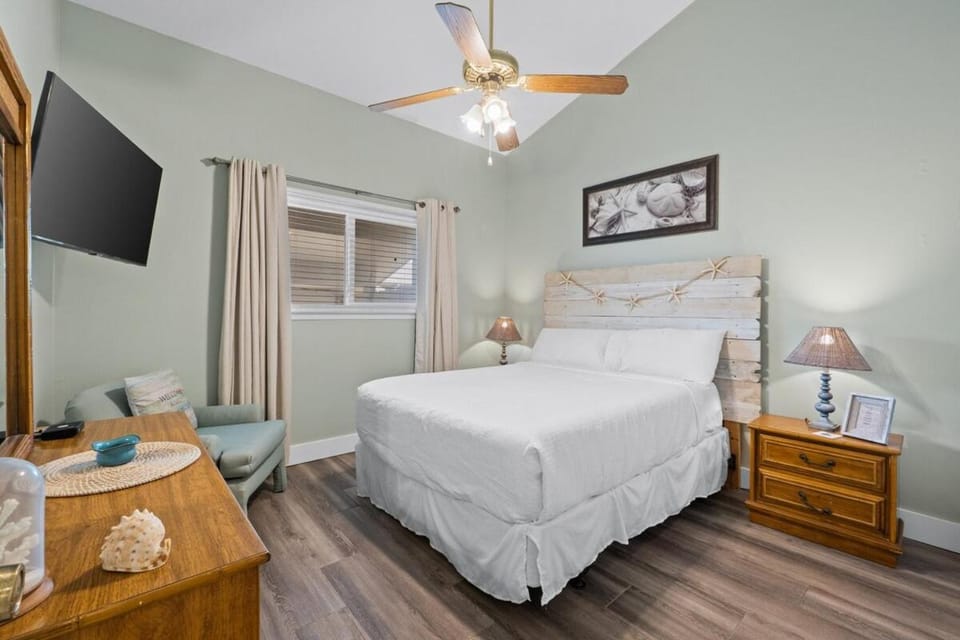 Bed, TV and multimedia, Bedroom