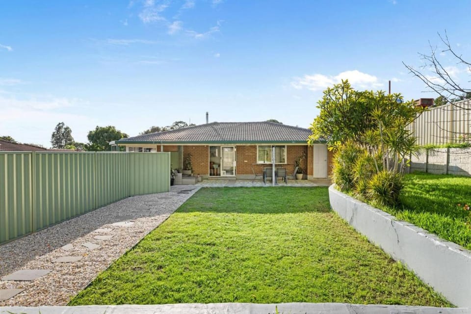 Nature lovers stay in Kelmscott House in Kelmscott
