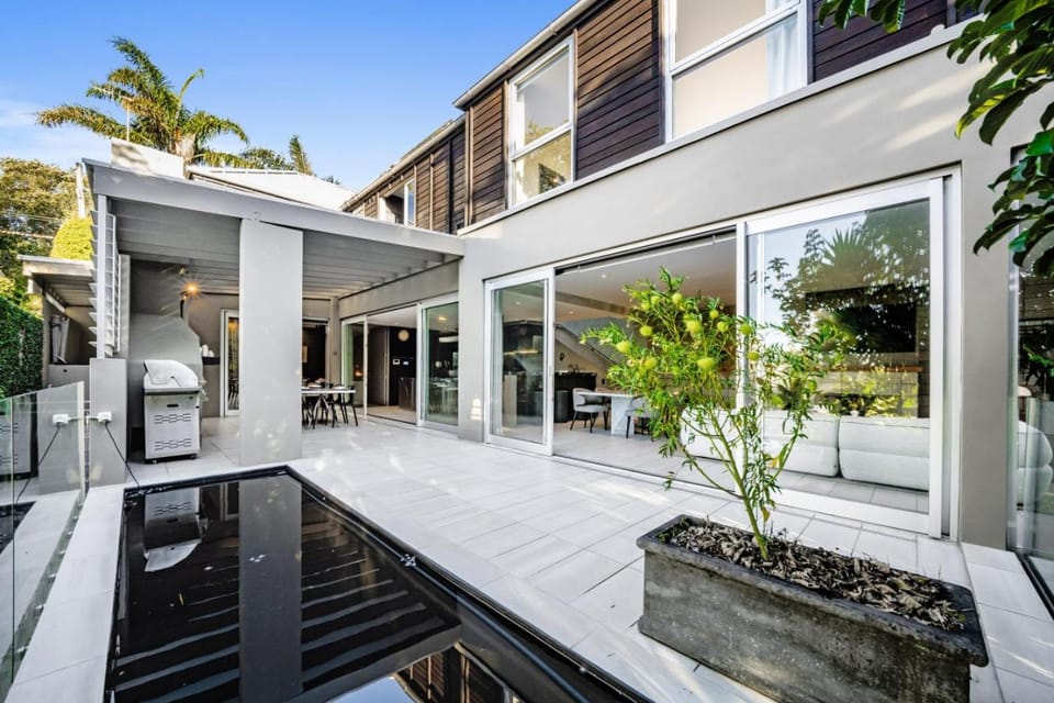 The Gilbraltar House by Homello Villa in Auckland
