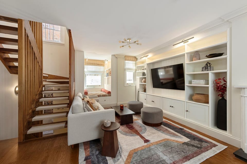 TV and multimedia, Living room, Photo of the whole room, Seating area, Evening entertainment