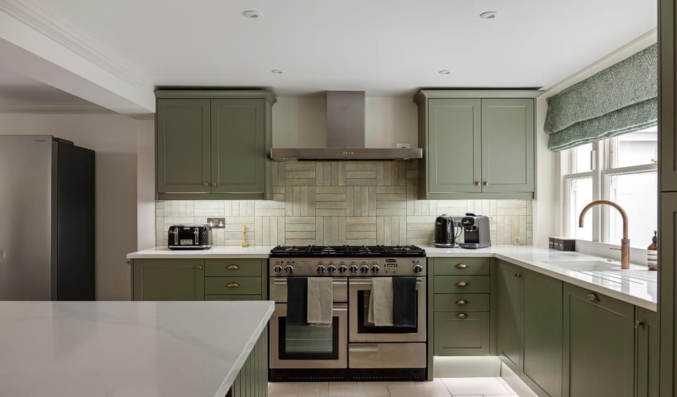 Coffee/tea facilities, Kitchen or kitchenette, oven, stove