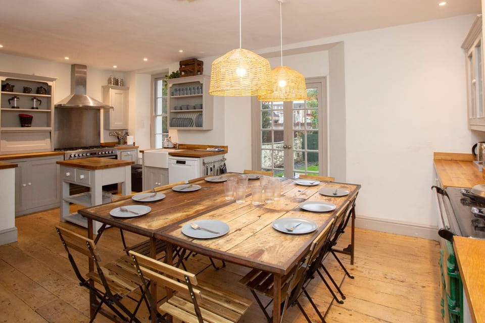 5 Bed Corporate House in Redland FREE 5-Car Parking & King Twin Rooms 3 Bathrooms Mon-Fri Stays House in Bristol
