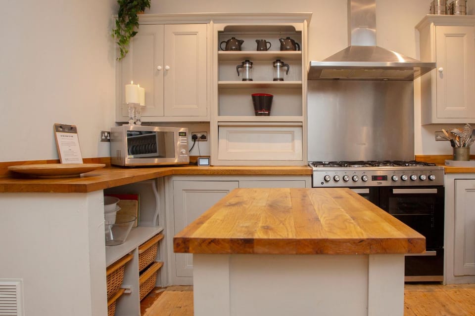 5 Bed Corporate House in Redland FREE 5-Car Parking & King Twin Rooms 3 Bathrooms Mon-Fri Stays House in Bristol