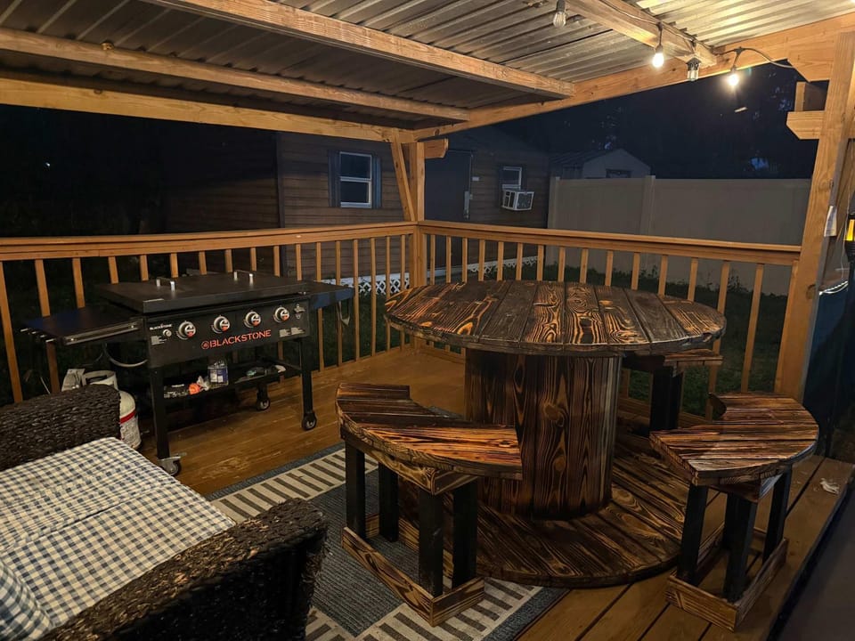 Farmhouse Oasis w Pool Heated Spa Treehouse and Game Room Located Centrally off I-4 House in Plant City