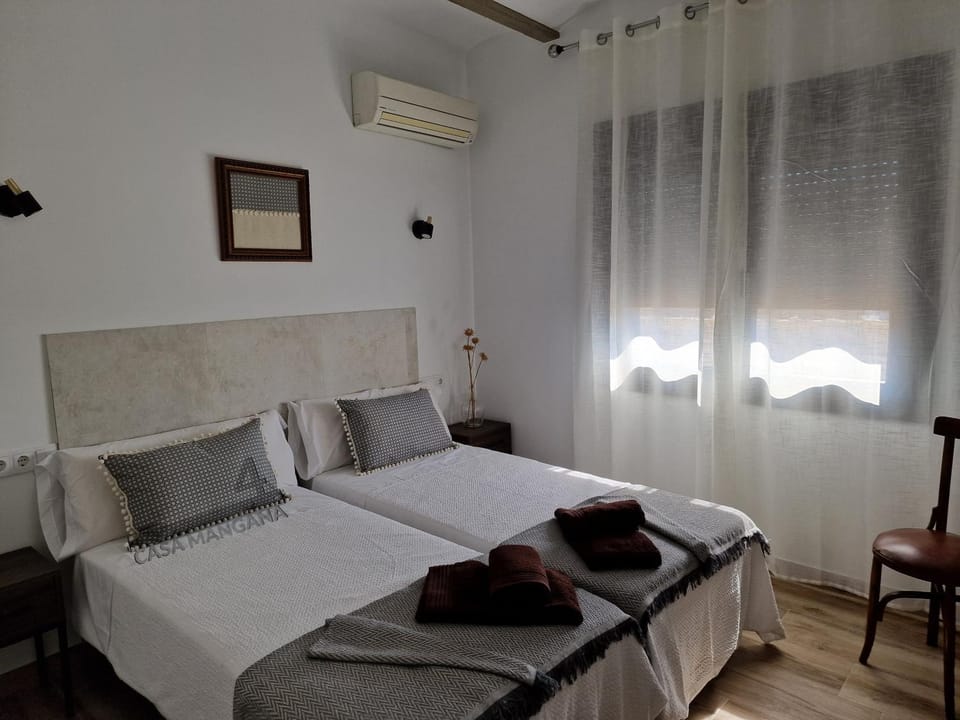 Bed, Photo of the whole room, Street view, heating, air conditioner