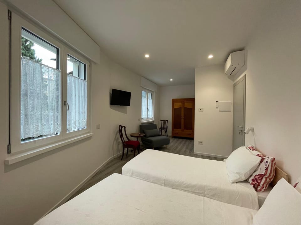 Bed, TV and multimedia, Photo of the whole room, Bedroom, wardrobe, air conditioner