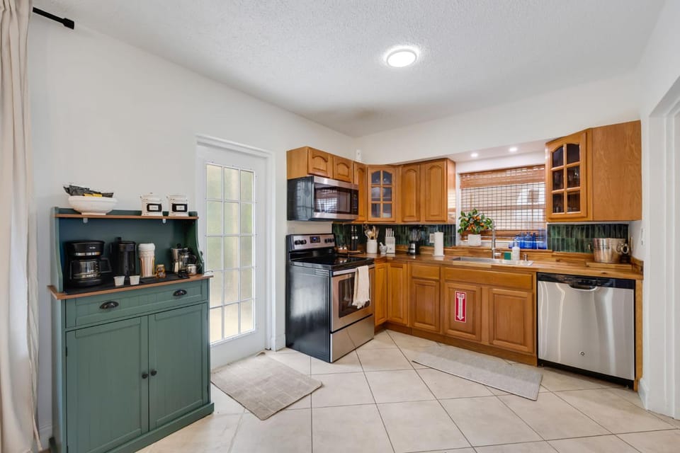 Cozy Dania Beach House with Fenced Backyard House in Dania Beach