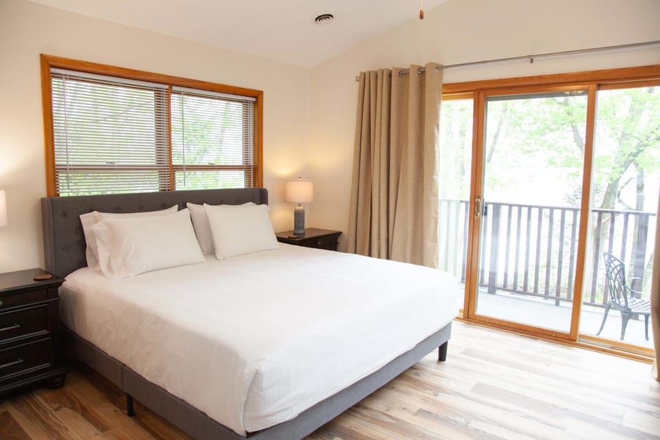 The Cliff House Hot Tub Kayaks & Game Room House in Seneca Lake