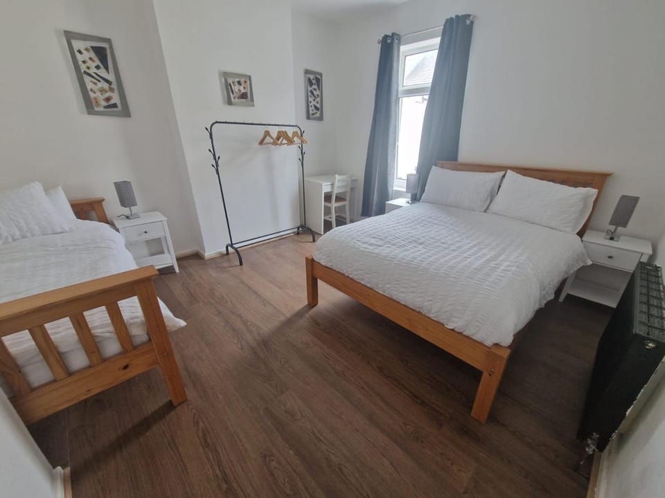 Leyland Town Centre Quiet Hub 2 bedroom 4 beds superfast WIFI free parking close to station and High Street Apartment in West Lancashire District