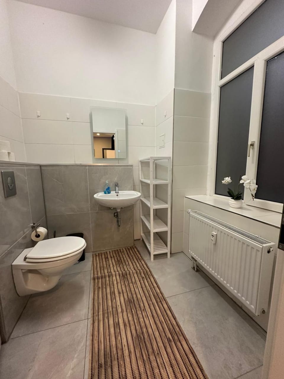 Toilet, towels