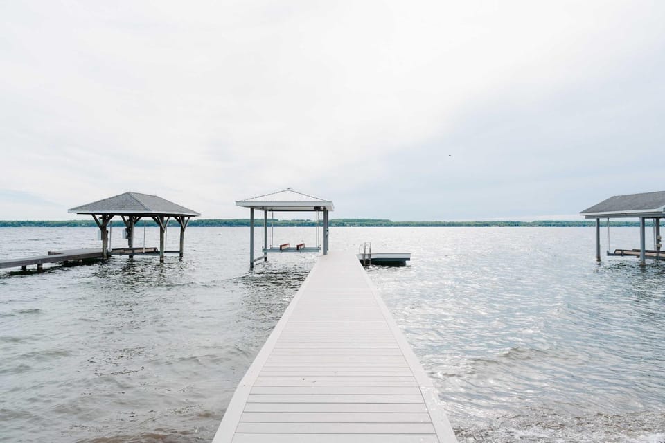 Katies Cottage Lakefront Stay with Hot Tub and Kayaks House in Varick