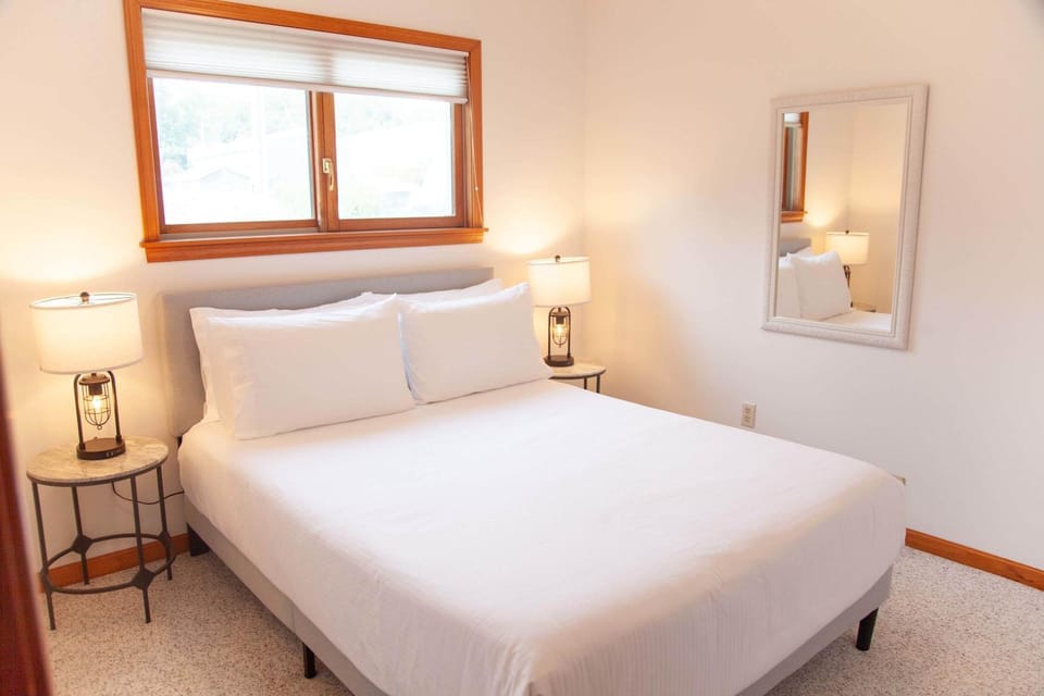 Katies Cottage Lakefront Stay with Hot Tub and Kayaks House in Varick