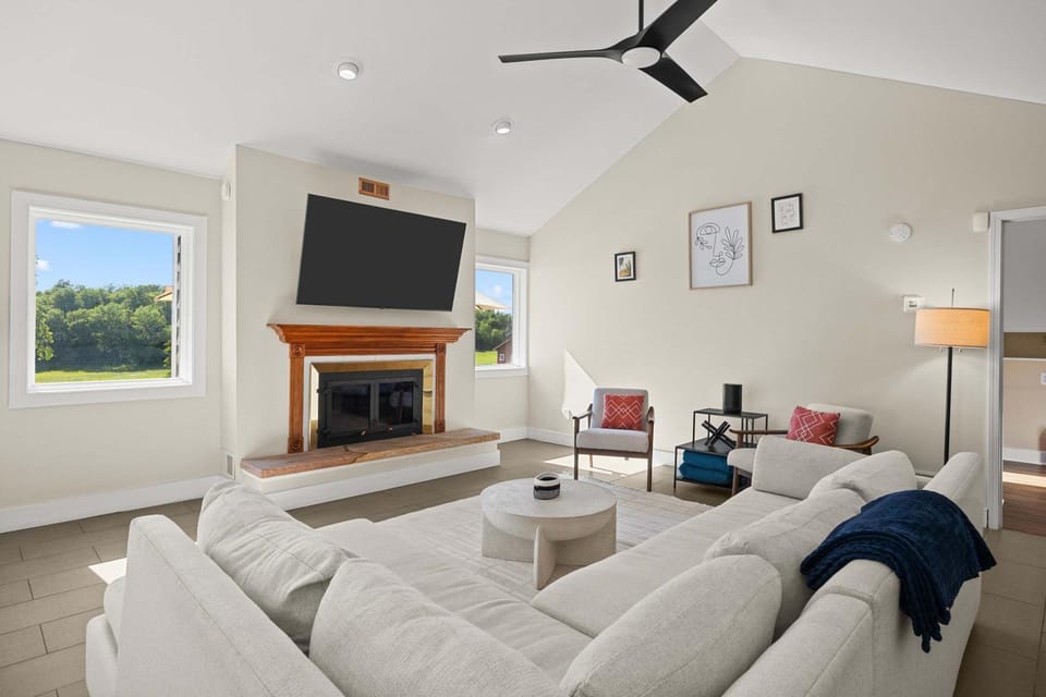 Luxury Lakeview Retreat Hot Tub Gym & Theatre House in Canandaigua Lake