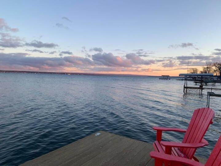 Waters Edge Lakefront with Kayaks Fire Pit and Dock House in Varick