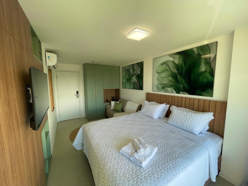 Bed, TV and multimedia, Photo of the whole room, Bedroom, towels, wardrobe, air conditioner