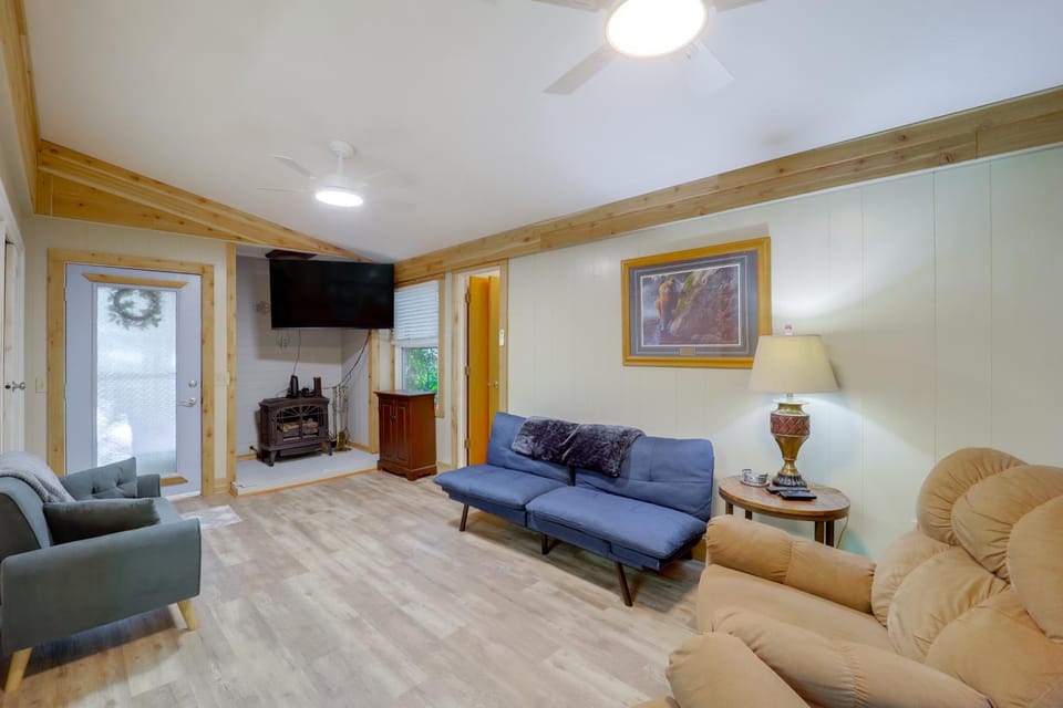 Community Perks! Mountain Home w/ Deck in Newland House in Tennessee