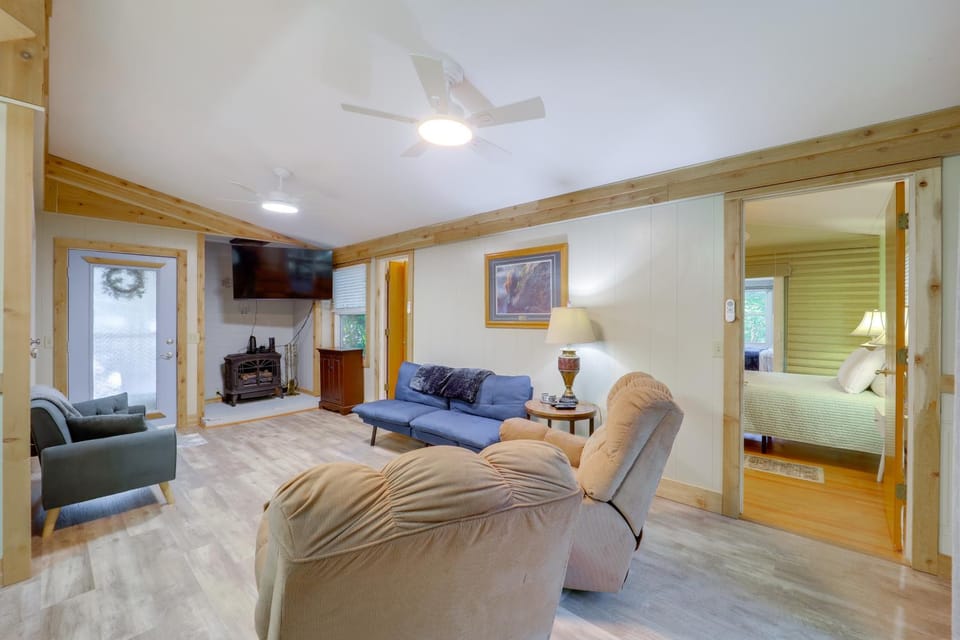Community Perks! Mountain Home w/ Deck in Newland House in Tennessee
