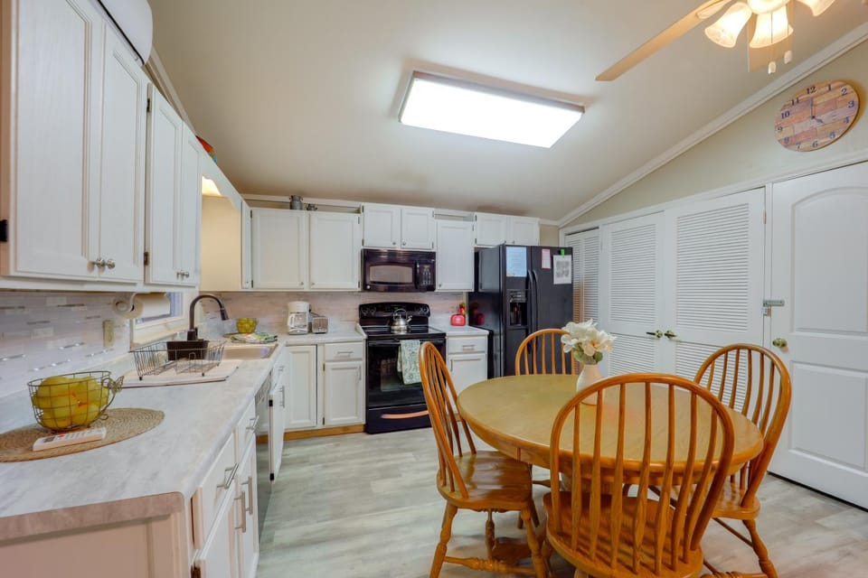 Community Perks! Mountain Home w/ Deck in Newland House in Tennessee