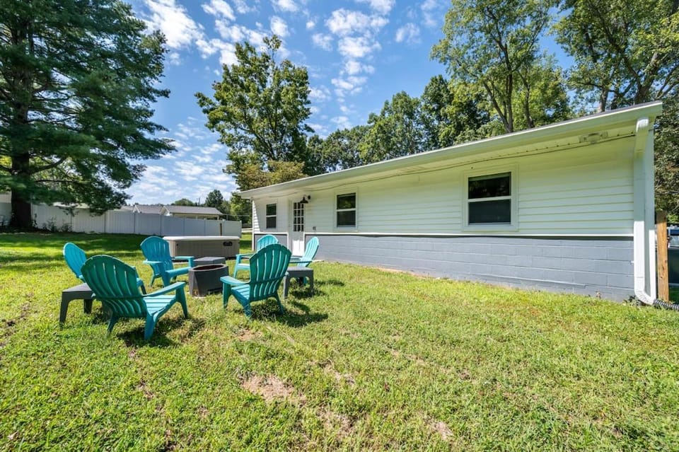 Smoky Retreat - King Bed - Hot Tub - Near Knox House in Knoxville