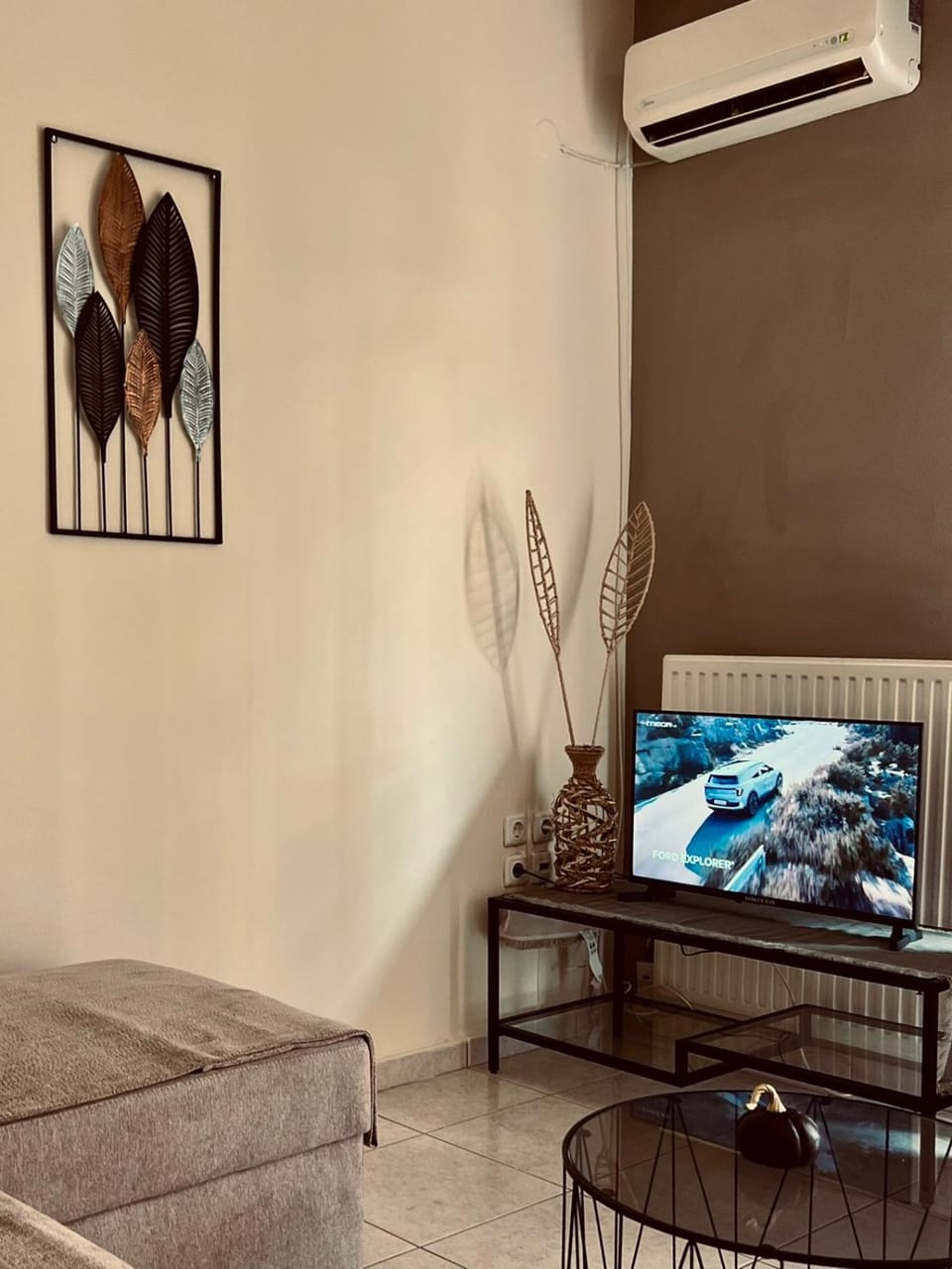 Bed, TV and multimedia, Living room, Seating area, Evening entertainment