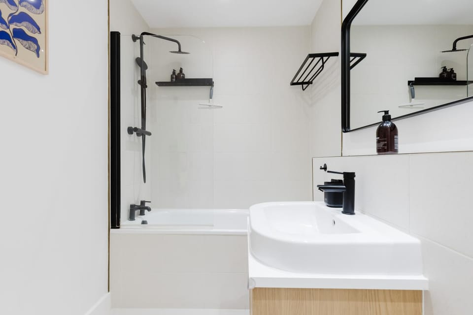 Beautifully Curated 2BD Flat Heart of East London Apartment in London Borough of Hackney