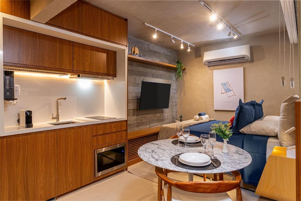 TV and multimedia, Coffee/tea facilities, Kitchen or kitchenette, Living room, Photo of the whole room, Dining area, stove, air conditioner