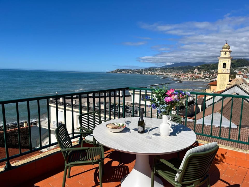 Nearby landmark, Natural landscape, View (from property/room), Balcony/Terrace, Seating area, Sea view