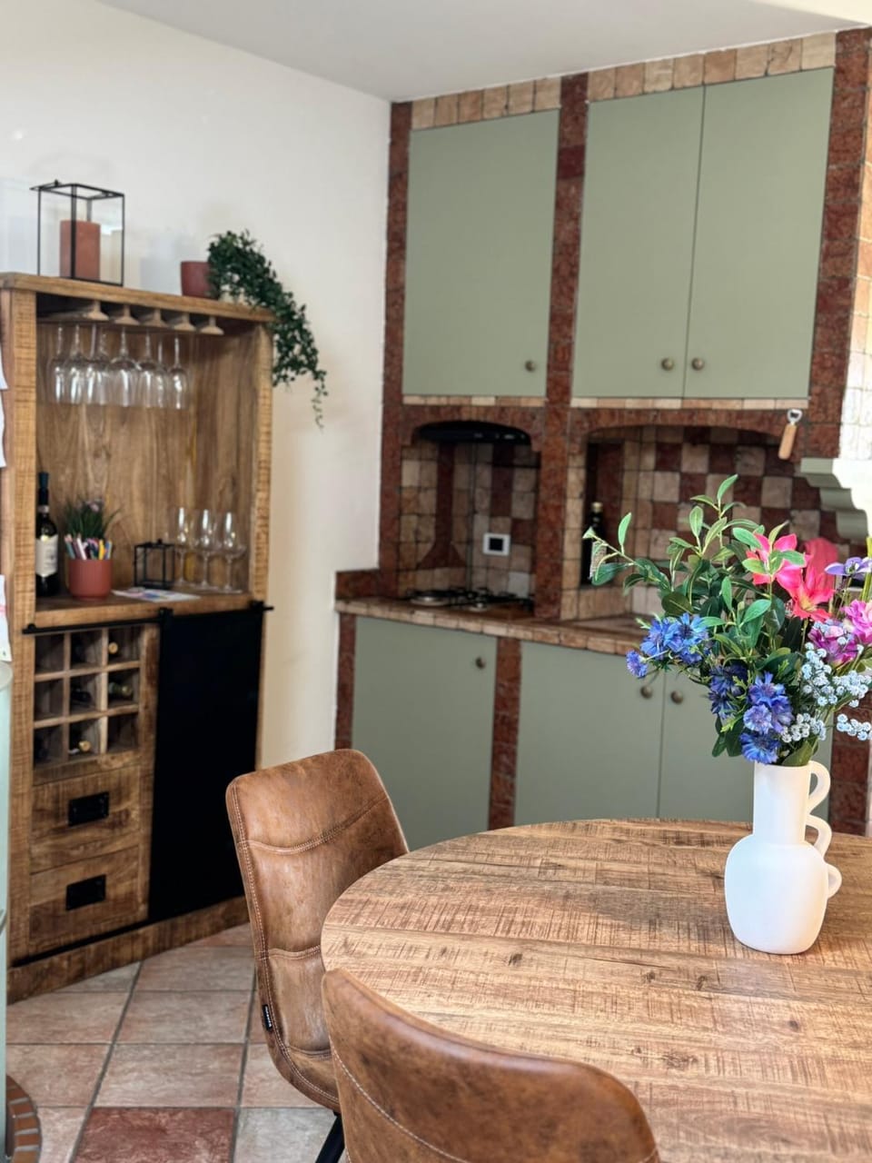 Kitchen or kitchenette, Dining area
