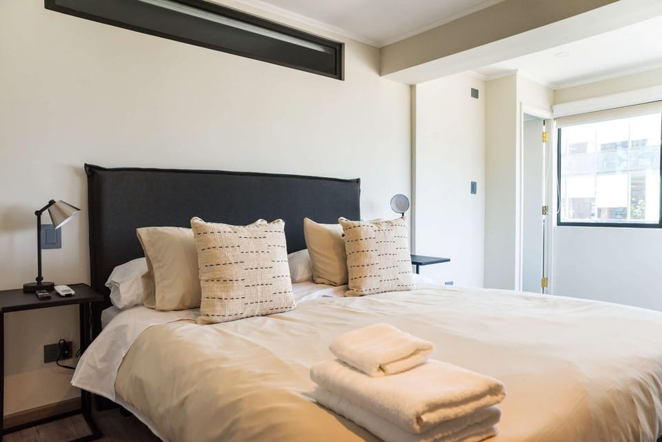 Chic 2BR Retreat in Vitacura Perfect for 5 Steps from Everything Apartment in Providencia