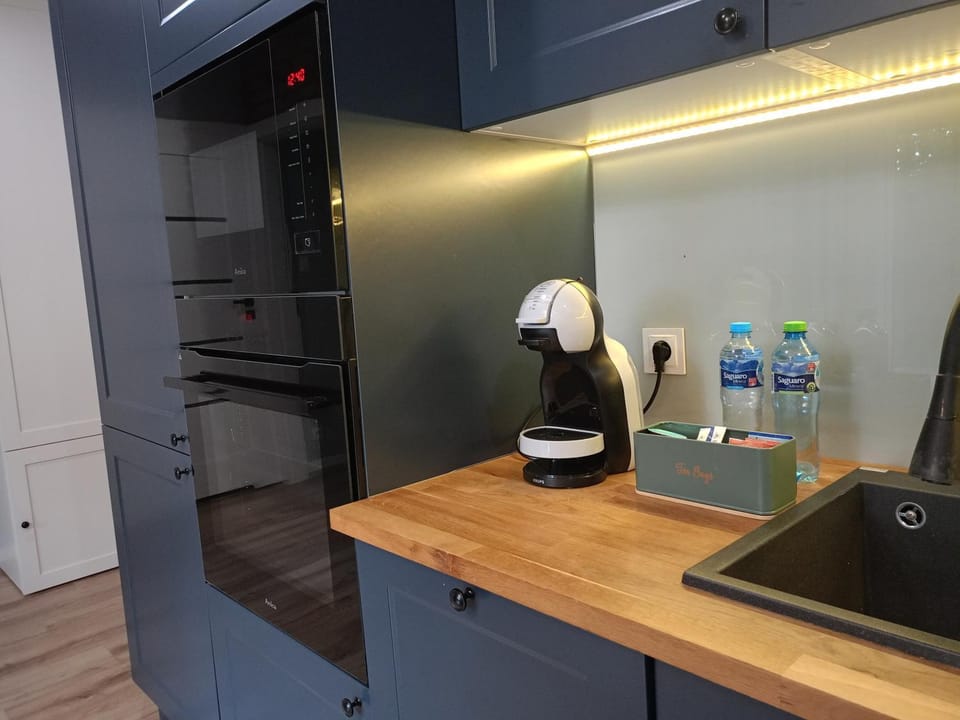 Kitchen or kitchenette, minibar