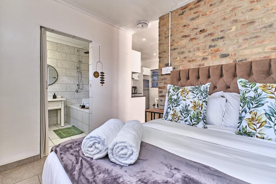 Bed, Bathroom, Kitchen or kitchenette, Bedroom, towels, Internal: Not applicable to any particular room