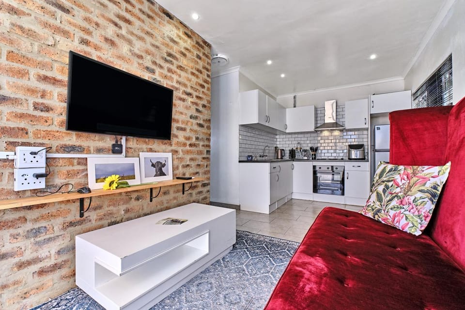 Property building, TV and multimedia, Kitchen or kitchenette, Living room, Seating area, Evening entertainment, oven, pet friendly, stove, toaster, Internal: Not applicable to any particular room