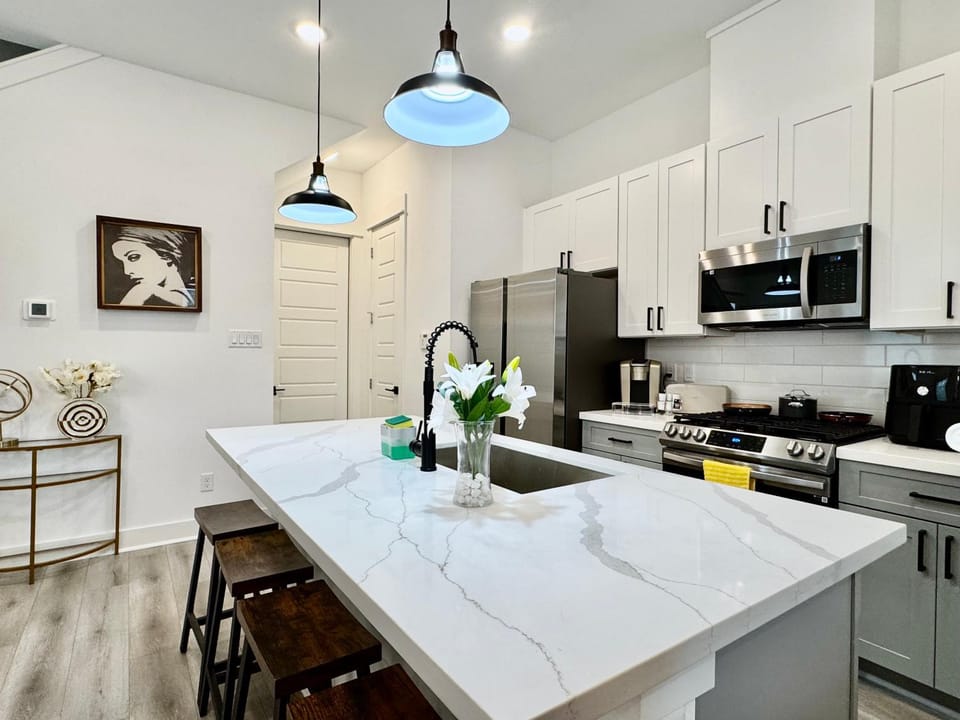 Colorful Dining Experience in Cozy Getaway House in Harris County