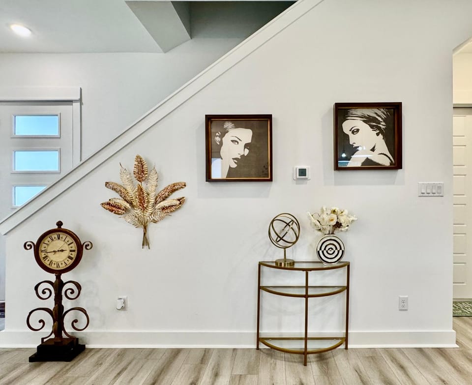 Colorful Dining Experience in Cozy Getaway House in Harris County