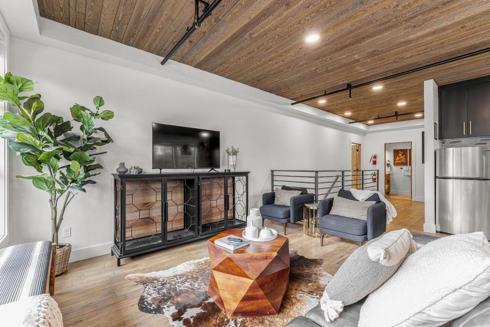 The Loft- Steps from the Lake & Dining- This newly renovated 2 bedroom loft in the heart of McCall House in McCall