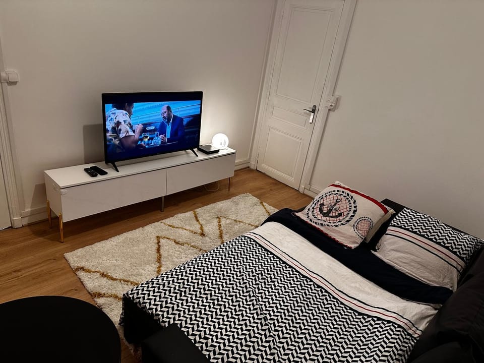 Communal lounge/ TV room, Bed, TV and multimedia, Living room, Photo of the whole room, Seating area, Evening entertainment, Bedroom