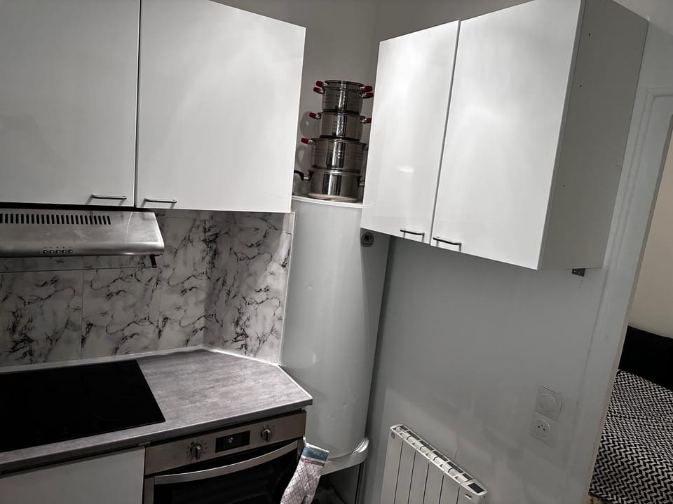 Kitchen or kitchenette, minibar