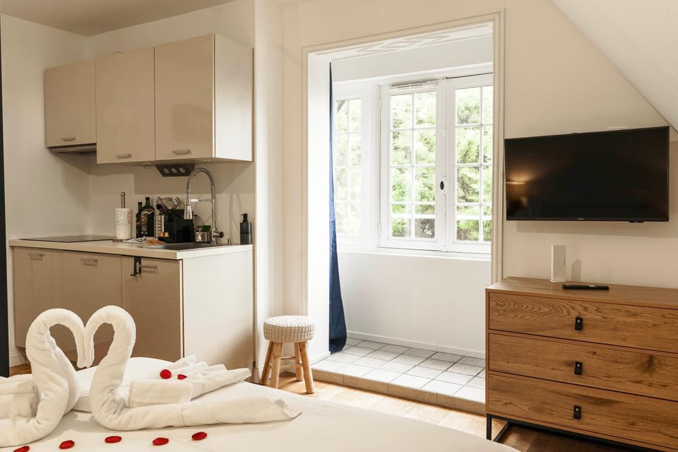 Bed, TV and multimedia, Kitchen or kitchenette, Bedroom, towels